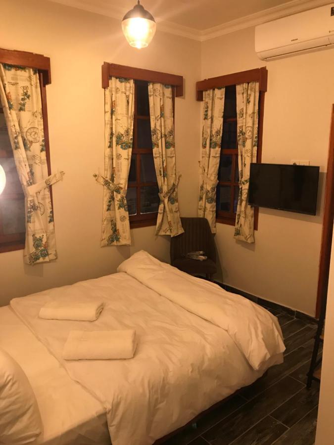 Gagarin Pub & Hotel Анталия Екстериор снимка